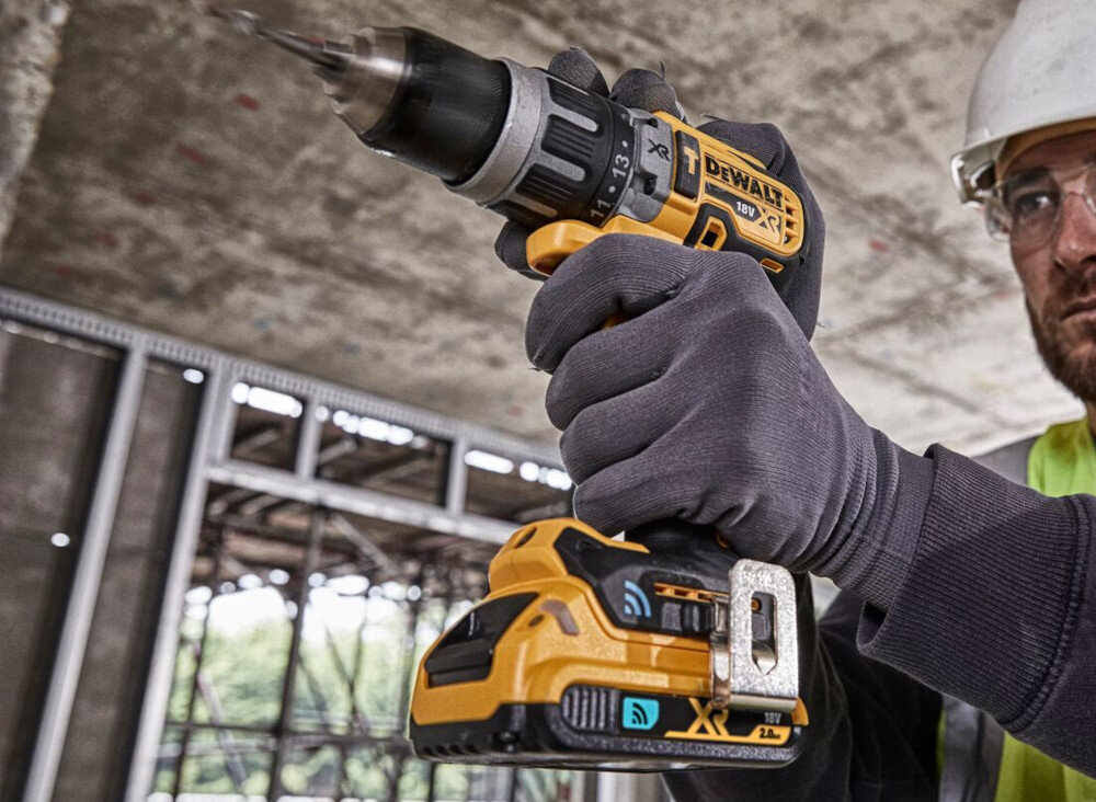 Wiertarko-wkrętarka DEWALT DCD997P2B-QW solidny uchwyt kompaktowa konstrukcja do użytkowania w profesjonalnych warsztatach w warunkach domowych ergonomiczna rękojeść boczna pokryta antypoślizgowym tworzywem udoskonalona konstrukcja uchwytu