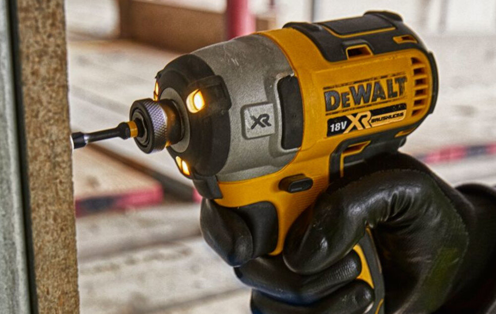 Zakrętarka udarowa DEWALT DCF888P2B stalowy zaczep do paska pierścień świetlny z 3 diodami LED
