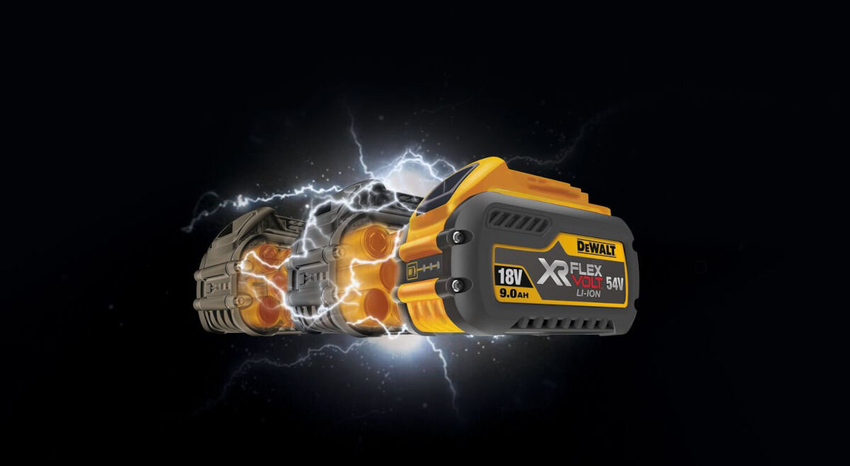Akumulator DEWALT XR DCB547-XJ 9Ah 18/54V, pojemność, napięcie, wymiary, waga, na czarny tle wizualizacja przedstawiająca napięcie