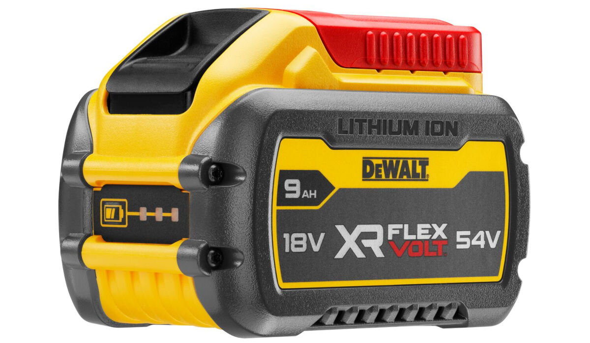 Akumulator DEWALT XR DCB547-XJ 9Ah 18/54V, xr FLEXVOLT, zasilanie, sprzęt, eksploatacja, na białym tle akumulator pionowo frontem prawo skos