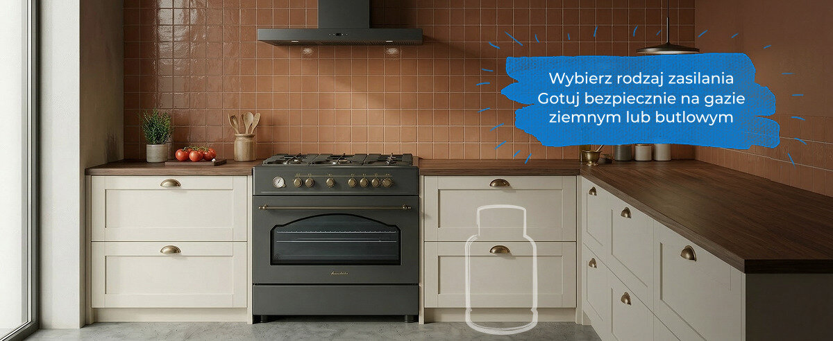 Kuchnia z piekarnikiem i płytą grzewczą w zabudowie, otoczona szafkami z drewnianymi blatami. Na ścianie widoczny jest napis: \'Wybierz rodzaj zasilania Gotuj bezpiecznie na gazie ziemnym lub butlowym\'.