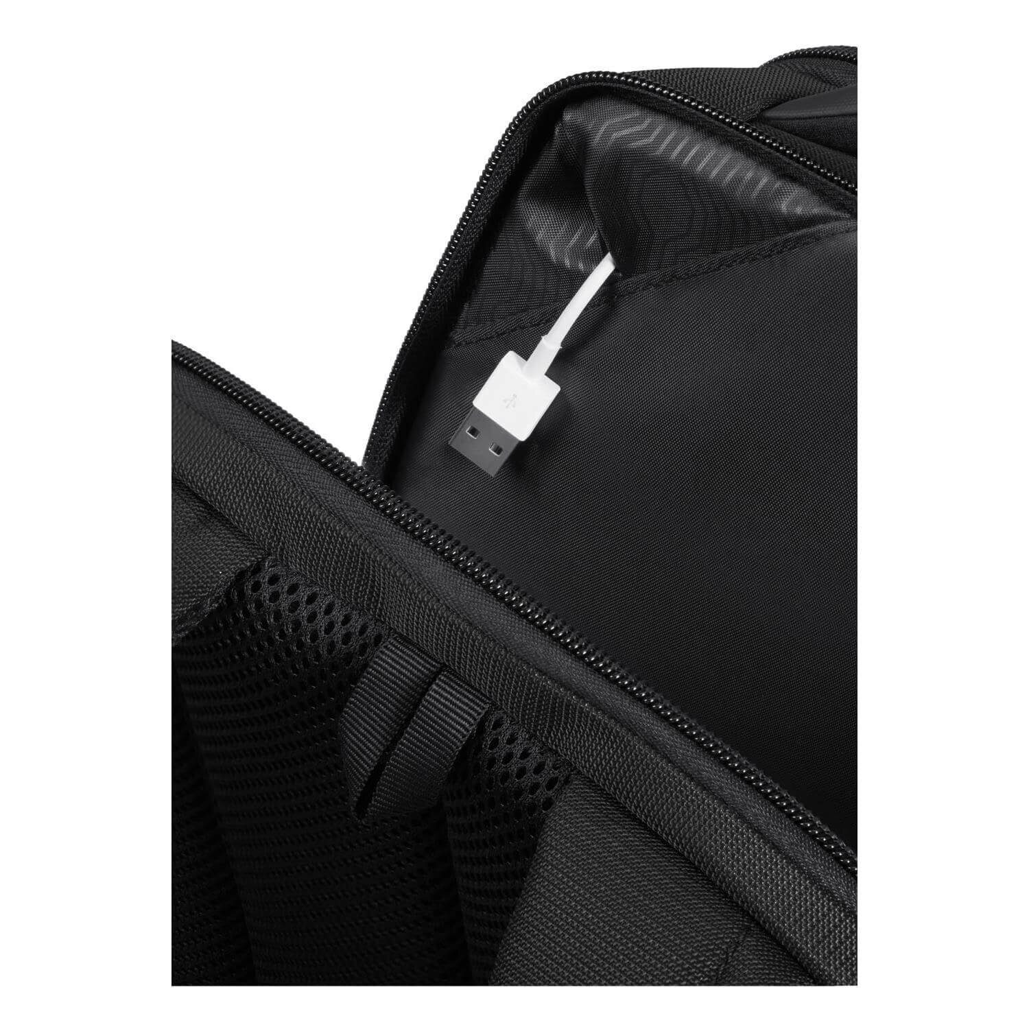 Czarny plecak z otwartą kieszenią, w której widoczny jest biały kabel USB. Wnętrze plecaka ma teksturowaną podszewkę.