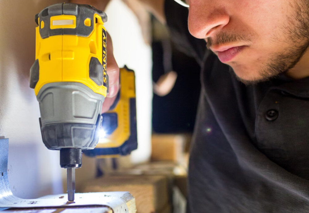 Zakrętarka STANLEY Fatmax FMC647D2 do mocowania osprzętu z chwytem sześciokątnym 1/4 cala gniazdo 6,35 mm z zatrzaskiem uchwyt magnetyczny na bity dioda LED z funkcją opóźnienia wygaszania