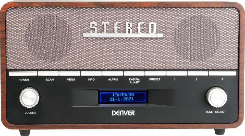 Radio w stylu retro z drewnianą obudową, posiada wyświetlacz LCD pokazujący czas 13:03:08 i datę 21-1-2021. Na panelu przednim znajdują się przyciski funkcyjne oraz logo \'DENVER\'.