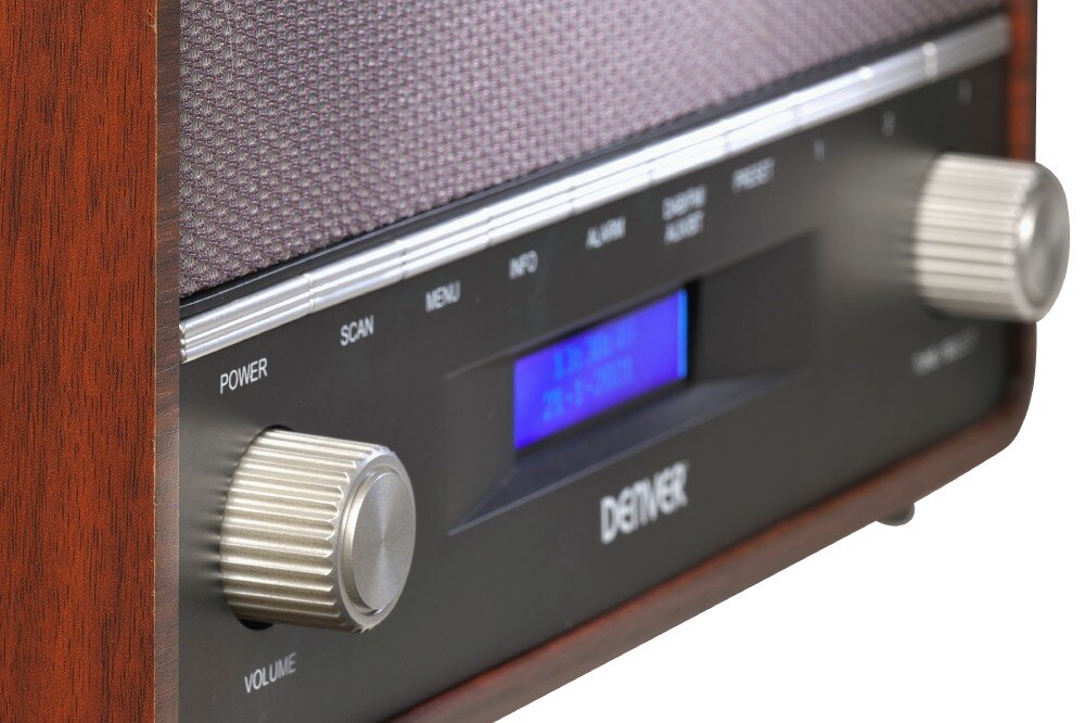 Radio w drewnianej obudowie z widocznymi pokrętłami i wyświetlaczem LCD. Na panelu przednim widoczny jest napis \'DENVER\'.