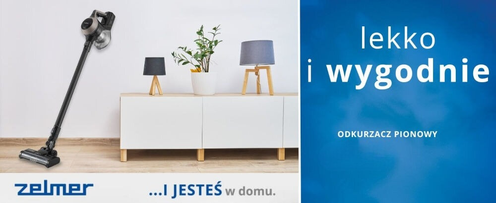 Na obrazie widoczny jest odkurzacz pionowy oparty o białą szafkę z dwoma lampkami i rośliną. Po prawej stronie znajduje się niebieski napis: \'lekko i wygodnie ODKURZACZ PIONOWY\', a na dole logo \'zelmer\' oraz tekst \'...I JESTEŚ w domu.\'.