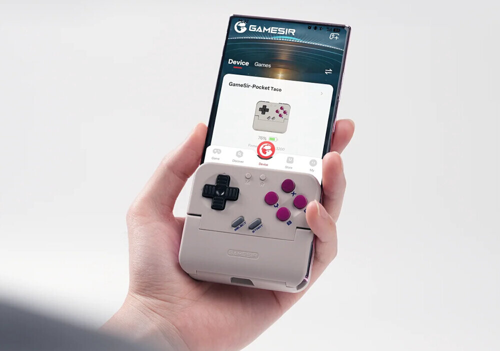 Osoba trzyma smartfon z aplikacją GAMESIR, na którym widoczny jest kontroler GameSir-Pocket Taco. Na telefonie zamontowany jest biały kontroler z czarnymi i fioletowymi przyciskami.