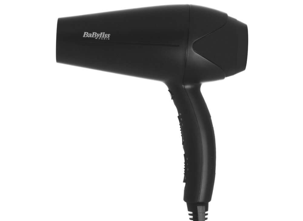 Czarna suszarka do włosów z widocznym logo \'BaByliss Paris\' na obudowie. Urządzenie ma ergonomiczny uchwyt i klasyczny kształt.