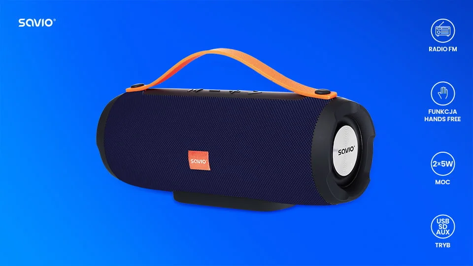 Na niebieskim tle widoczny jest głośnik mobilny z pomarańczowym uchwytem i logo \'SAVIO\'. Obok głośnika znajdują się ikony z napisami: \'RADIO FM\', \'FUNKCJA HANDS FREE\', \'2×5W MOC\', \'USB SD AUX TRYB\'.