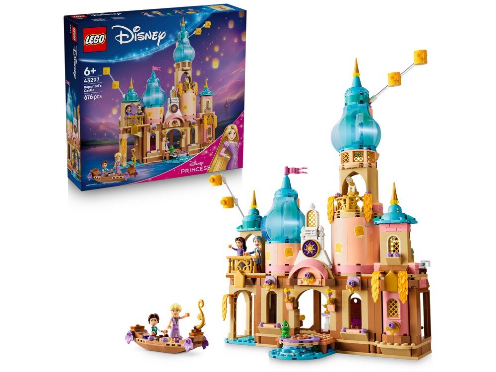 Na obrazie widoczny jest zestaw LEGO przedstawiający zamek z wieżami w pastelowych kolorach oraz łódź z dwiema figurkami. W tle znajduje się pudełko z napisem \'LEGO Disney Princess 43297\'.