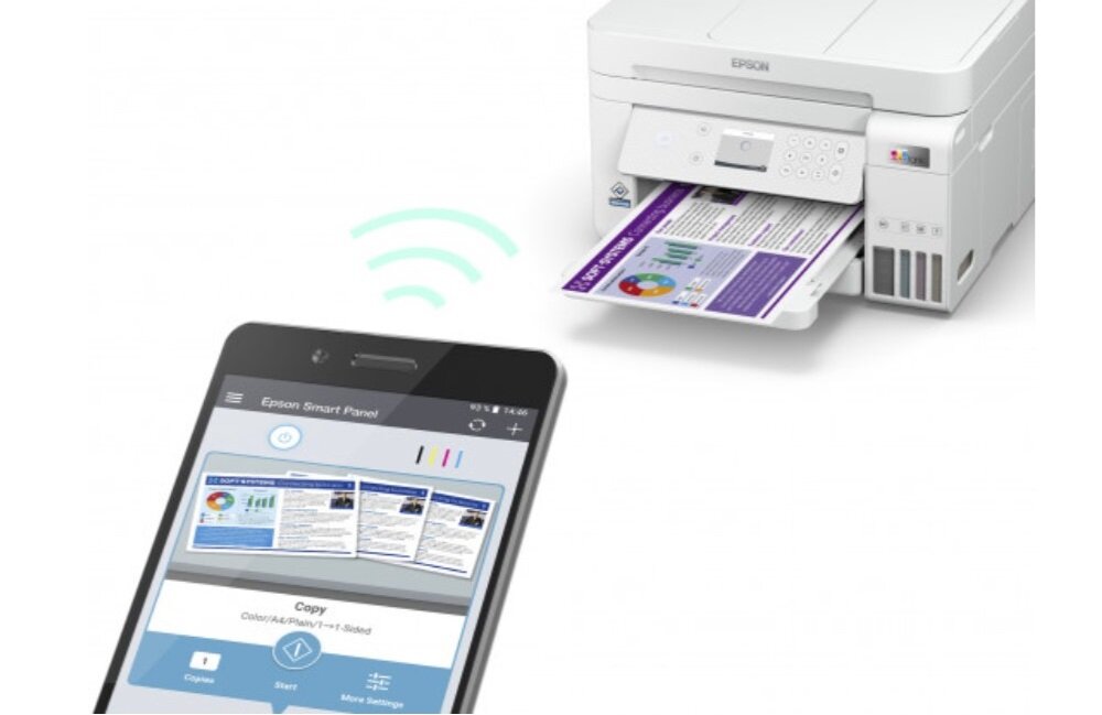 Na obrazie widoczne jest urządzenie wielofunkcyjne z logo EPSON, z którego wychodzi kolorowy wydruk. Obok znajduje się smartfon z aplikacją Epson Smart Panel, pokazującą opcje kopiowania dokumentów.