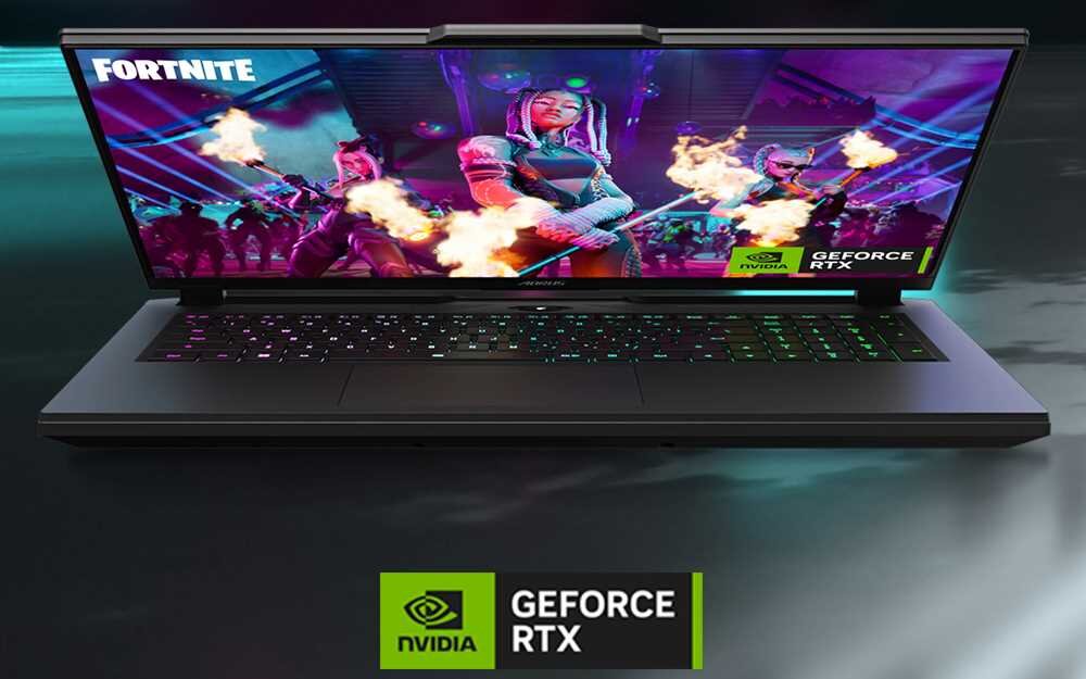 Na obrazie widoczny jest laptop z wyświetlonym na ekranie obrazem z gry Fortnite. Na dole znajduje się logo NVIDIA z napisem \'GEFORCE RTX\'.