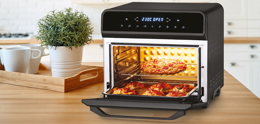 Na blacie kuchennym stoi otwarta frytkownica beztłuszczowa z widocznymi pizzami w środku. Na wyświetlaczu urządzenia widnieje tekst \'230C OPEN\'.