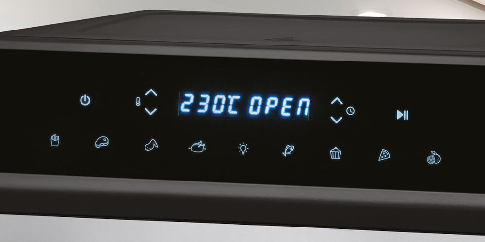 Panel sterowania z wyświetlaczem pokazującym \'230C OPEN\' oraz ikonami symbolizującymi różne funkcje, takie jak włącznik, kurczak, oświetlenie, ciasto, pizza i owoce.
