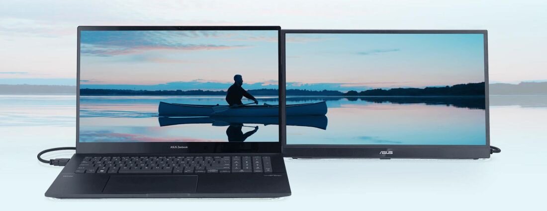 Na obrazie widać laptopa oraz monitor zewnętrzny, oba wyświetlają ten sam obraz przedstawiający osobę w kajaku na spokojnej wodzie o zmierzchu. Na monitorze widoczne jest logo \'ASUS\'.