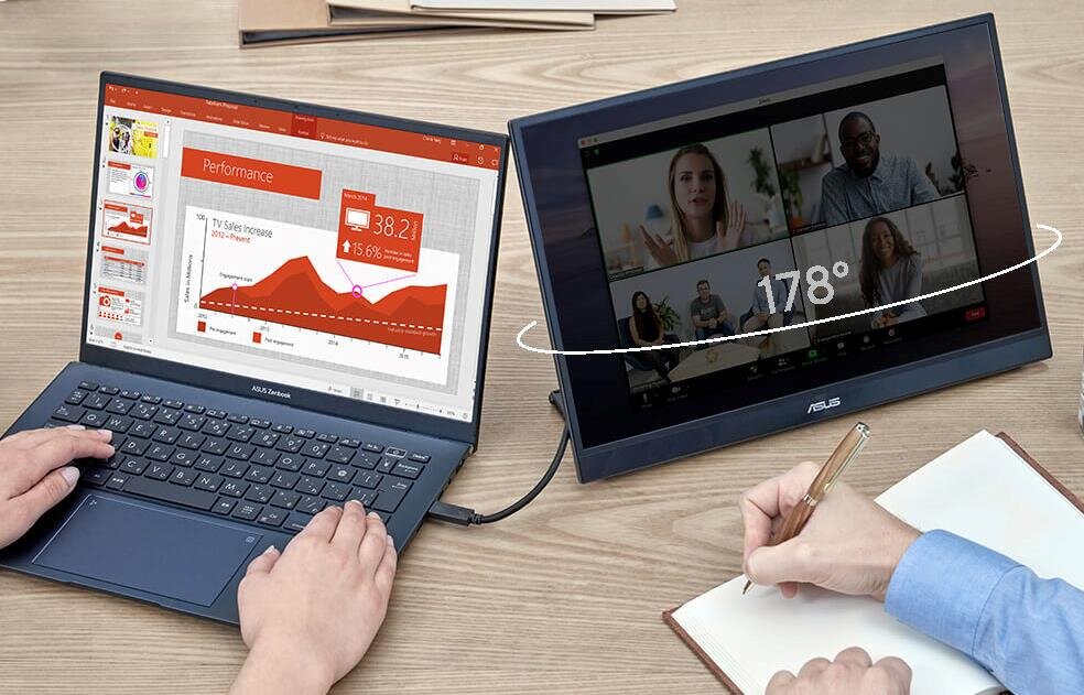 Na biurku znajdują się dwa urządzenia: laptop z wykresem i monitorem z wideokonferencją. Monitor ma logo ASUS i widoczny kąt 178°.