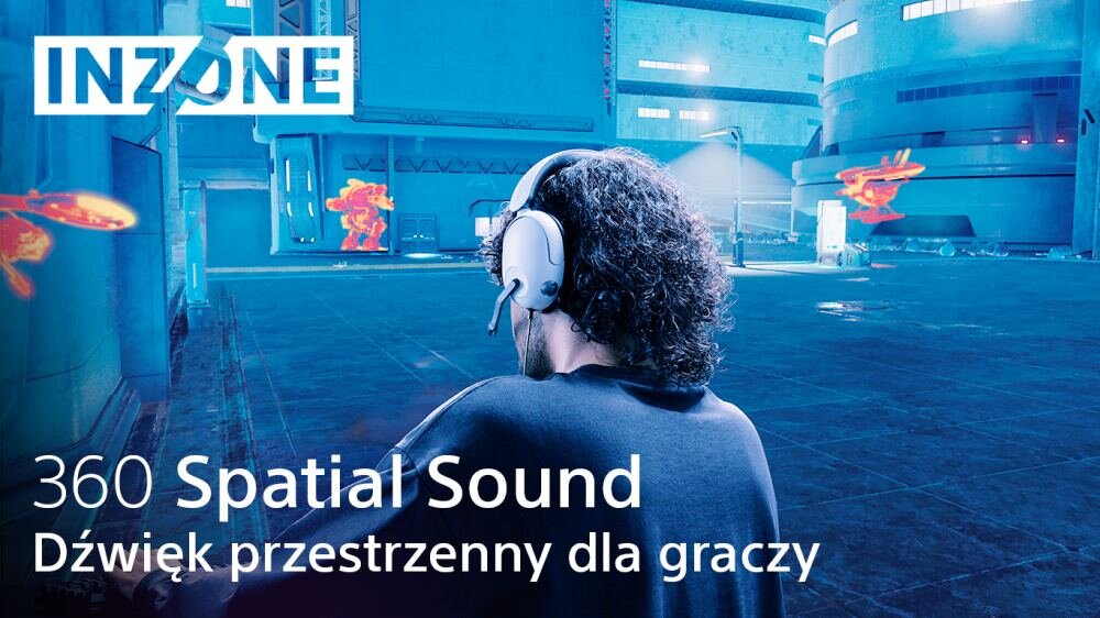 Osoba nosząca białe słuchawki znajduje się w futurystycznym, niebieskim otoczeniu z elementami gry wideo. Widoczny tekst: \'INZONE\', \'360 Spatial Sound\', \'Dźwięk przestrzenny dla graczy\'.