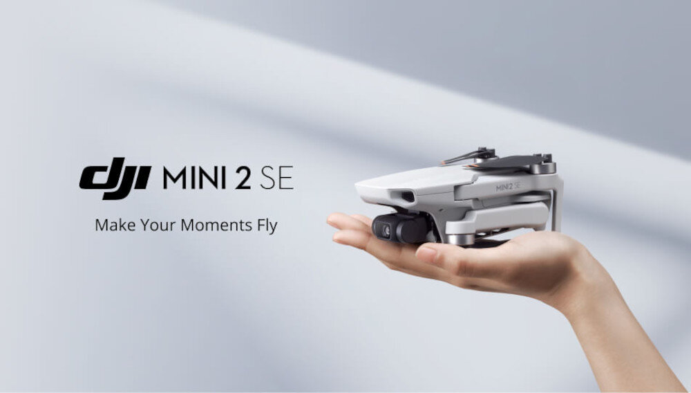 Na obrazie widoczny jest złożony dron trzymany na dłoni. Obok znajduje się tekst: \'DJI MINI 2 SE Make Your Moments Fly\'.