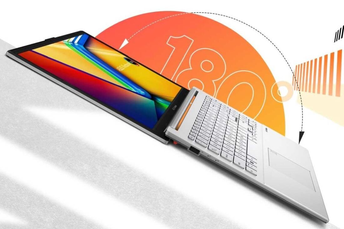Laptop z ekranem otwartym na płasko, pokazujący kolorowy wyświetlacz i klawiaturę. W tle widoczna jest grafika z napisem \'180°\'.