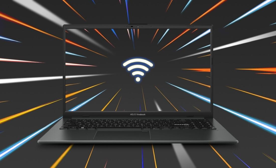 Laptop ASUS VivoBook z widocznym logo na dolnej ramce ekranu, na którym wyświetlany jest symbol Wi-Fi. W tle dynamiczne, kolorowe linie na ciemnym tle.