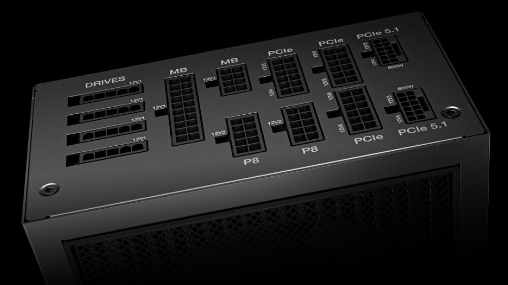 Obraz przedstawia panel zasilacza z kilkoma gniazdami oznaczonymi jako DRIVES, MB, P8, PCIe i PCIe 5.1. Widoczne są także oznaczenia napięć 12V i 600W.