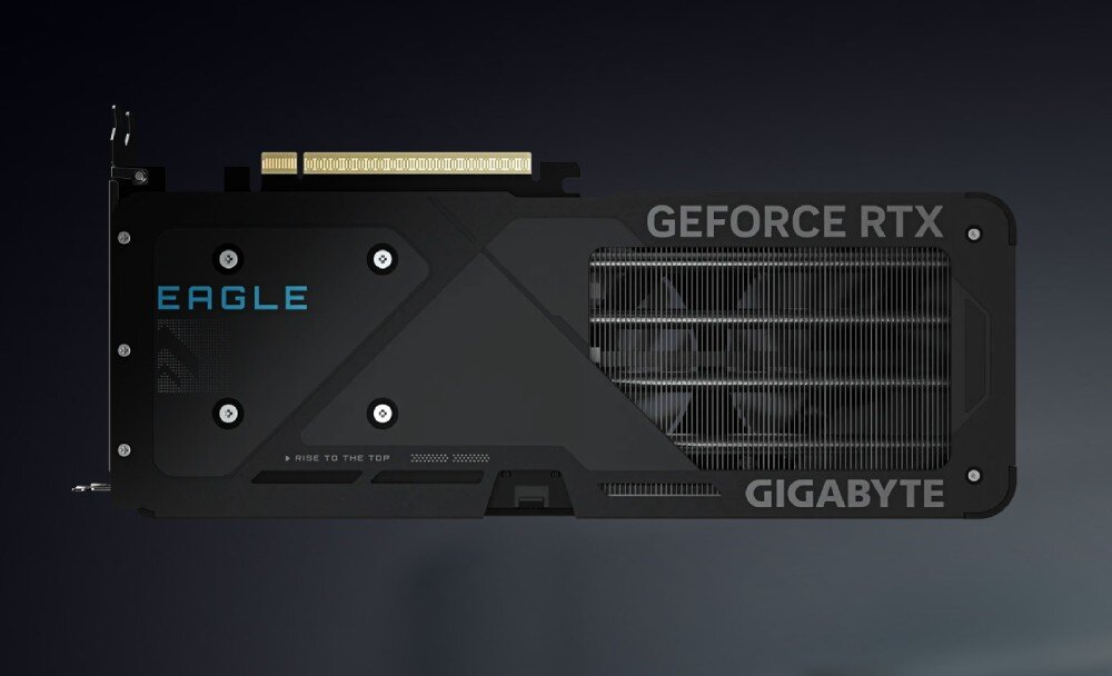 Obraz przedstawia kartę graficzną z widocznymi napisami \'EAGLE\', \'GEFORCE RTX\', \'GIGABYTE\' oraz \'RISE TO THE TOP\'. Karta ma ciemną obudowę z elementami metalowymi i widocznymi wentylatorami.