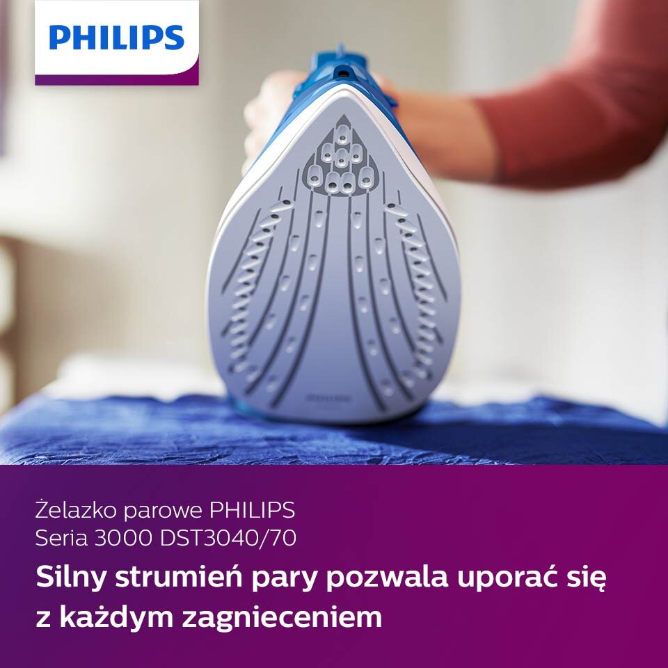 Zdjęcie przedstawia żelazko parowe z widoczną stopą, na której znajduje się wiele otworów. Na obrazie widnieje tekst: \'Żelazko parowe PHILIPS Seria 3000 DST3040/70 Silny strumień pary pozwala uporać się z każdym zagnieceniem\'.
