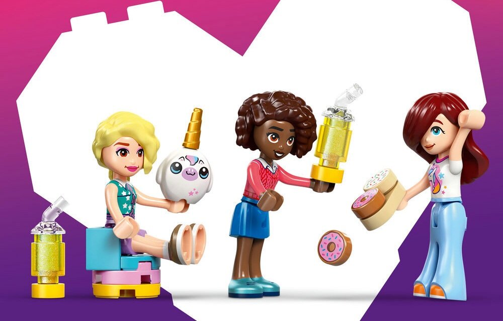 Trzy figurki LEGO przedstawiające postacie z akcesoriami, takimi jak napoje i ciastka. Tło jest w kształcie serca z gradientem fioletowo-różowym.