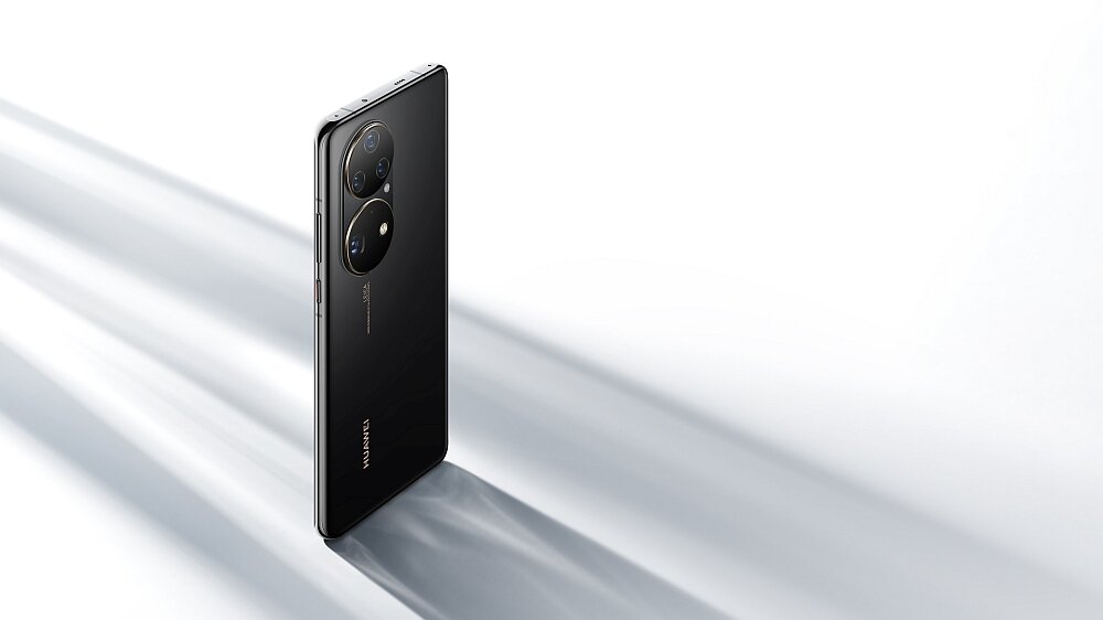 Czarny smartfon z trzema aparatami umieszczonymi w dwóch okrągłych modułach na tylnej obudowie. Na obudowie widoczne jest logo \'HUAWEI\'.