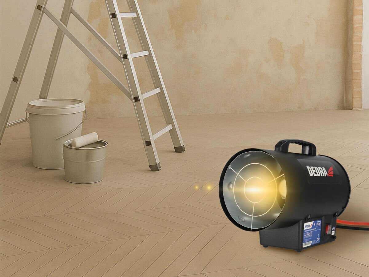Nagrzewnica gazowa DEDRA DED9941A, butla, gaz, mobilność, ekonomia, Nagrzewnica na tle remontowanego wnętrza, emituje ciepłe światło, obok drabina i wiadra.