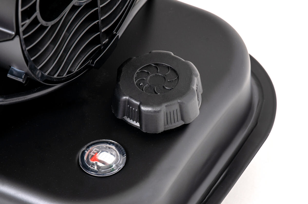 Nagrzewnica olejowa DEDRA DED9950A, olej, zbiornik, długotrwale, oszczędność, Zbliżenie na korek i wskaźnik poziomu oleju zbiornika nagrzewnicy Dedra DED9950A.