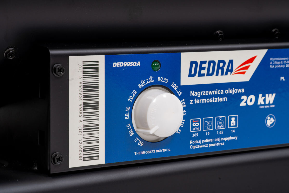Nagrzewnica olejowa DEDRA DED9950A, termostat, pokrętło, regulacja, optymalizacja, Zbliżenie panelu sterowania z pokrętłem termostatu nagrzewnicy olejowej Dedra 20 kW.