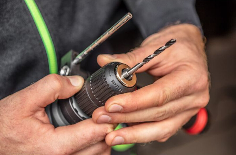 Wiertarka udarowa GRAPHITE 58G728 kluczykowy uchwyt wiertarski wiertła w zakresie od 0 do 13 mm do wiercenia otworów w drewnie metalu ceramice tworzywach sztucznych funkcja udaru w betonie w cegle maksymalna średnica wiercenia w betonie do 13 mm w drewnie do 32 mm w stali do 13 mm