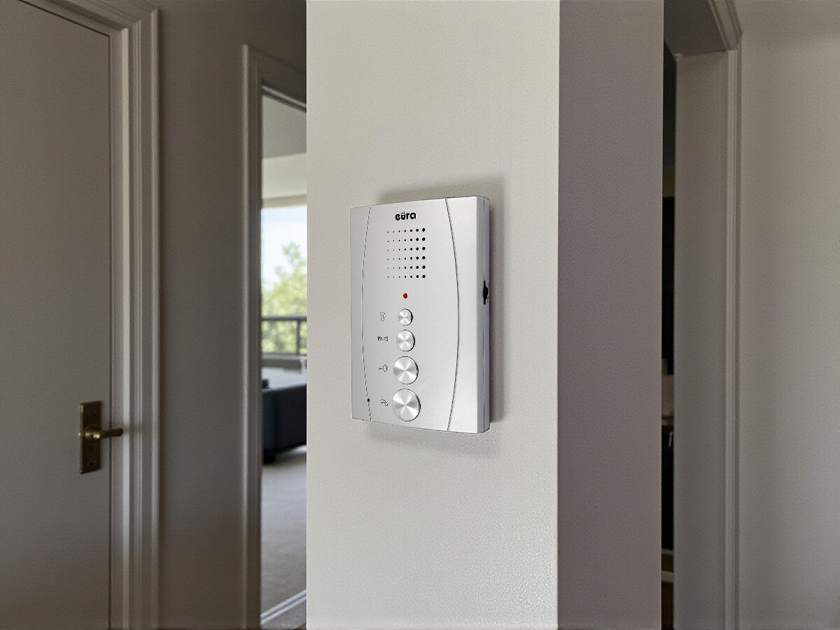 Unifon EURA ADA-13A3 Srebrny, dwa wejścia, komunikacja, wygoda, podsłuch, Unifon EURA na ścianie w aktualnie użytkowanym mieszkaniu, przejście do pokoju obok.