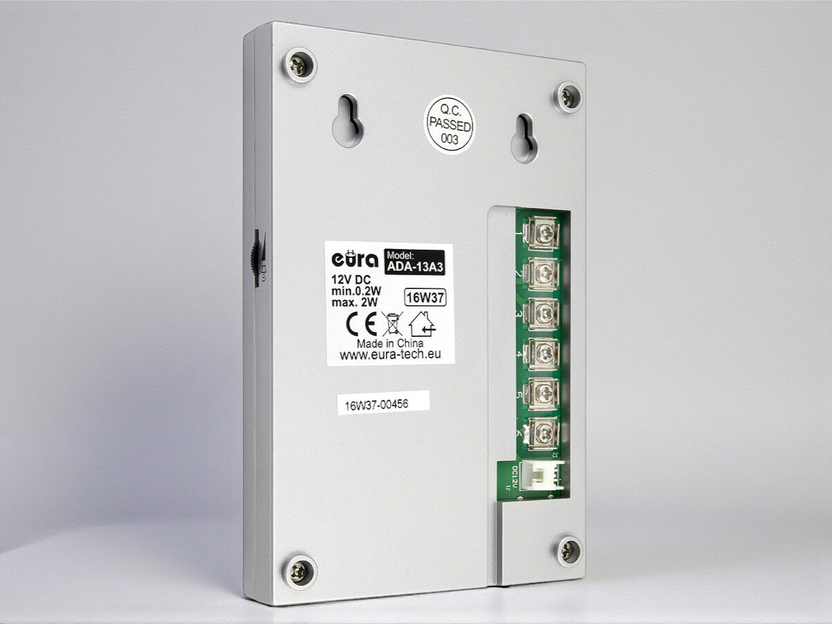 Unifon EURA ADA-13A3 Srebrny, unifon, trwałość, aluminiowy, montaż, Unifon EURA ADA zamontowany na ścianie w korytarzu, widok boczny z jasnym otwartym tłem.