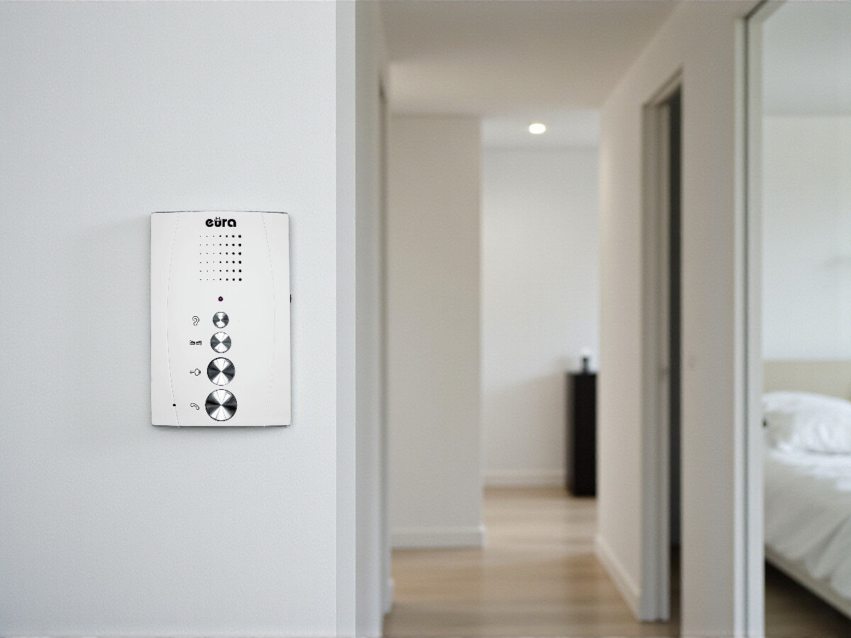 Unifon EURA ADA-11A3 Biały, kontrola, wejście, otwieranie, ochrona, Unifon EURA ADA-11A3 zamontowany w przedpokoju jasnego mieszkania, wejście do sypialni obok.