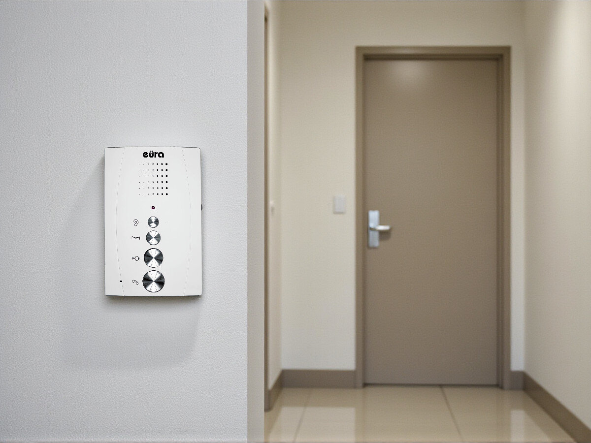 Unifon EURA ADA-11A3 Biały, głośnomówiący, wejście, dwa, przyciski, Unifon EURA ADA-11A3 na ścianie korytarza, widok na drzwi wejściowe, minimalistyczna aranżacja.
