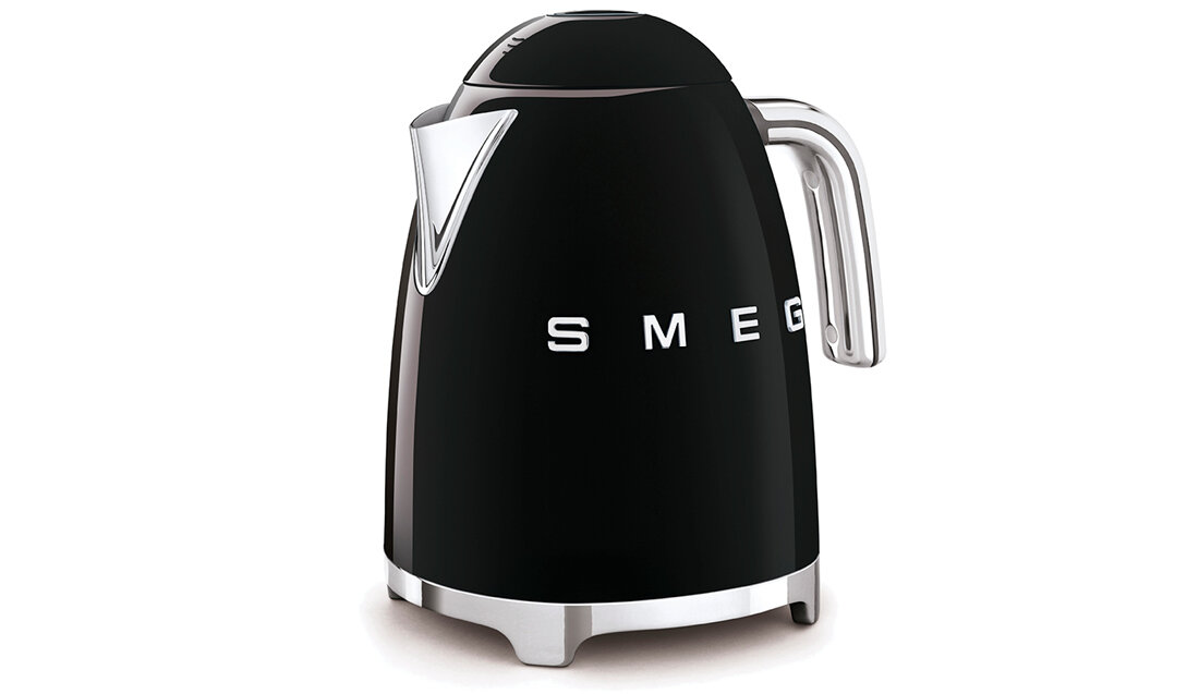 Czajnik SMEG KLF03BLEU Czarny Wygodne rozwiązania użytkowanie Podstawa obrotowa 360° system Soft Opening otwieranie pokrywy jednym dotknięciem schowek na przewód