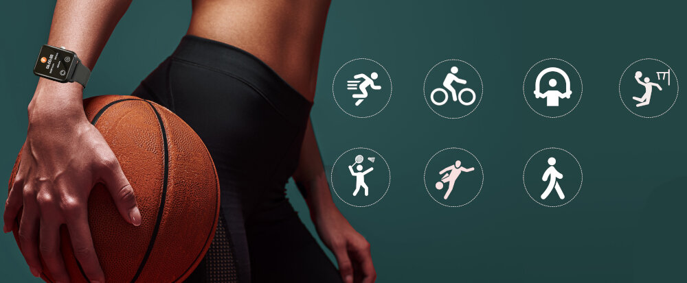 Osoba trzyma piłkę do koszykówki, na nadgarstku ma smartwatch z wyświetlaczem. Obok widoczne są ikony przedstawiające różne aktywności sportowe, takie jak bieganie, jazda na rowerze i pływanie.
