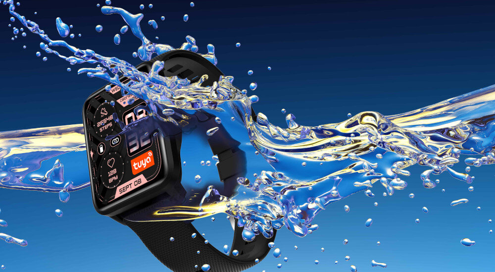 Smartwatch z czarnym paskiem zanurzony w wodzie, na ekranie widoczny jest napis \'tuya\'.