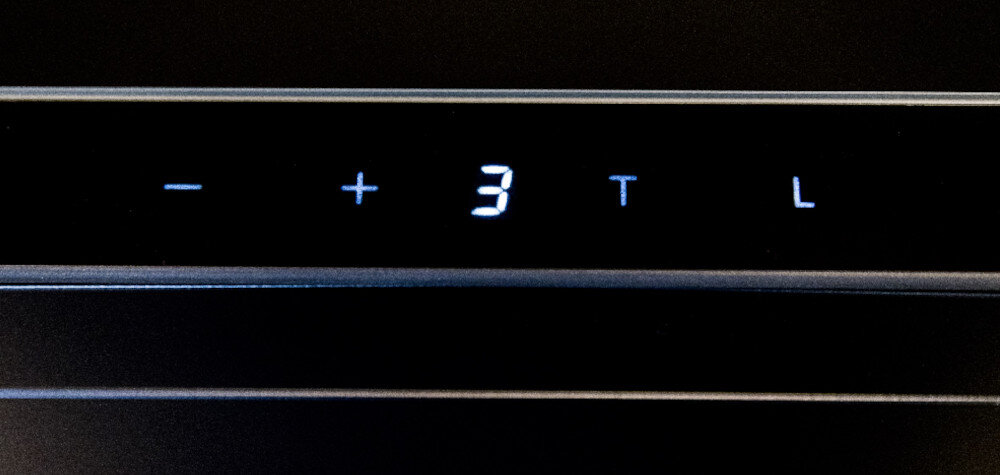 Panel sterowania z wyświetlaczem pokazującym cyfry i symbole: \'-\', \'+\', \'3\', \'T\', \'L\'.