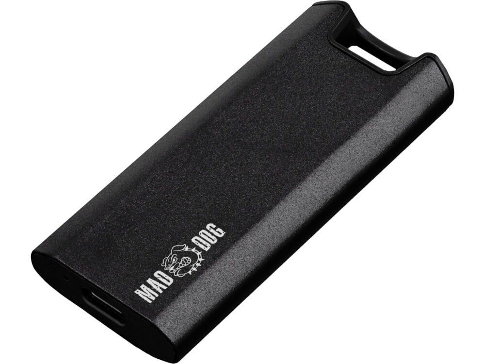 Czarny dysk zewnętrzny z logo \'MAD DOG\' na obudowie. Posiada port USB na jednym z końców.