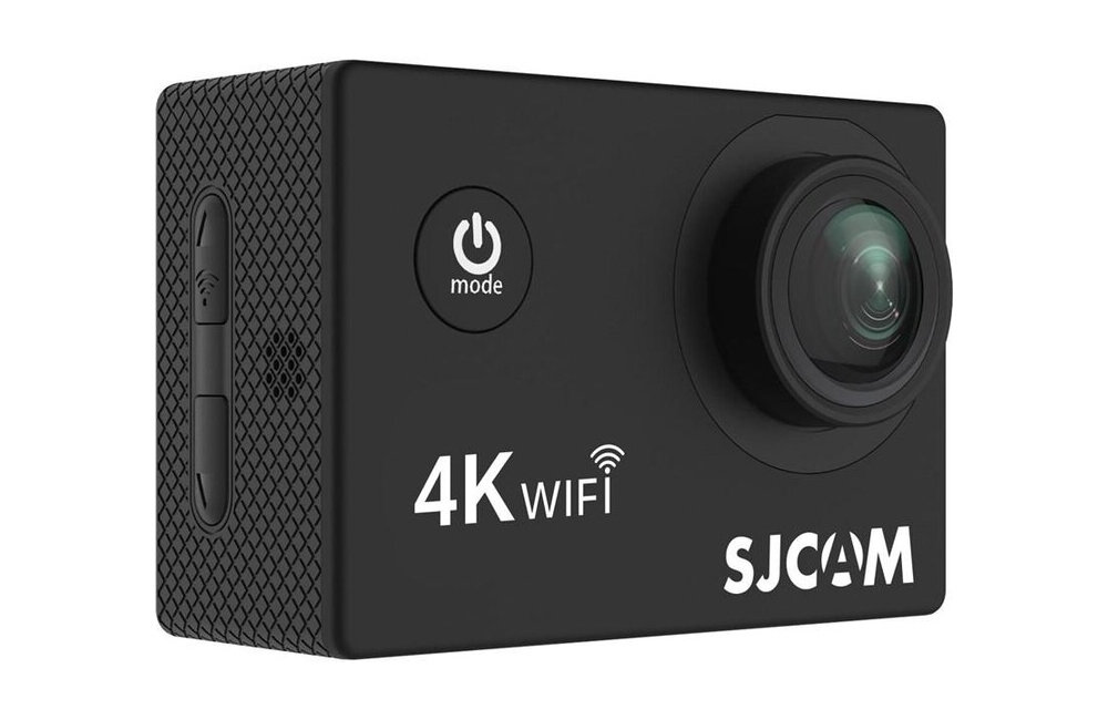 Czarna kamera sportowa z widocznym obiektywem, przyciskiem zasilania z napisem \'mode\' oraz napisami \'4K WIFI\' i \'SJCAM\'.