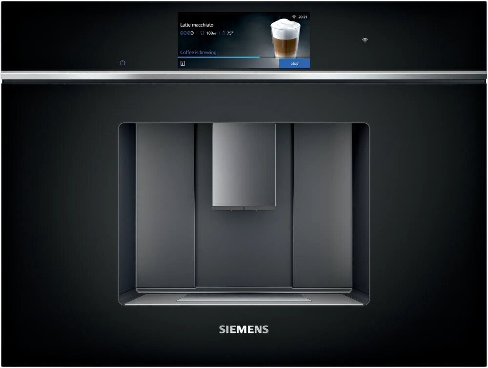 Czarny ekspres do kawy z wyświetlaczem pokazującym przygotowywanie latte macchiato. Na dole widoczne jest logo \'SIEMENS\'.