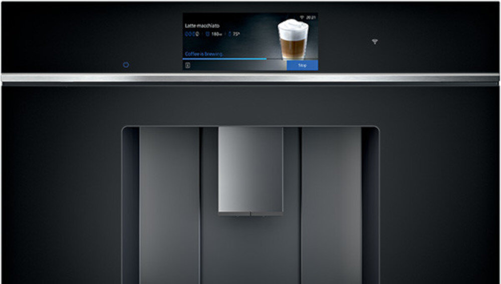 Czarny ekspres do kawy z wyświetlaczem pokazującym obrazek latte macchiato i tekst \'Latte macchiato\'.