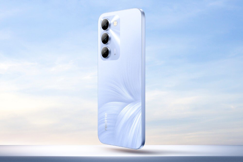 Smartfon REALME C100 5G Tył smartfona ze wzorem przypominającym pióra oraz potrójnym modułem aparatu stojący na jasnej powierzchni