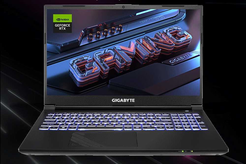 Laptop z podświetlaną klawiaturą, na ekranie widoczny napis \'GAMING\'. W lewym górnym rogu ekranu logo NVIDIA GeForce RTX, na obudowie napis \'GIGABYTE\'.