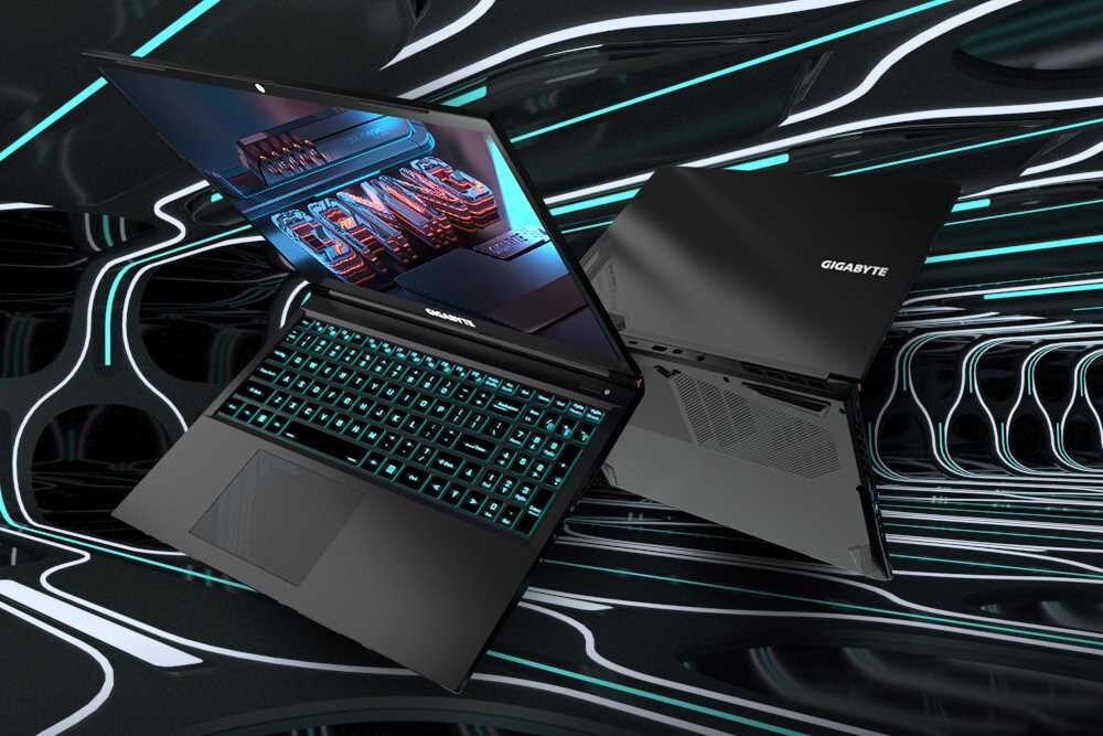 Na obrazie widoczne są dwa laptopy marki GIGABYTE, jeden otwarty z podświetloną klawiaturą, drugi zamknięty z widocznym logo GIGABYTE. Tło jest futurystyczne, z abstrakcyjnymi wzorami i neonowymi liniami.