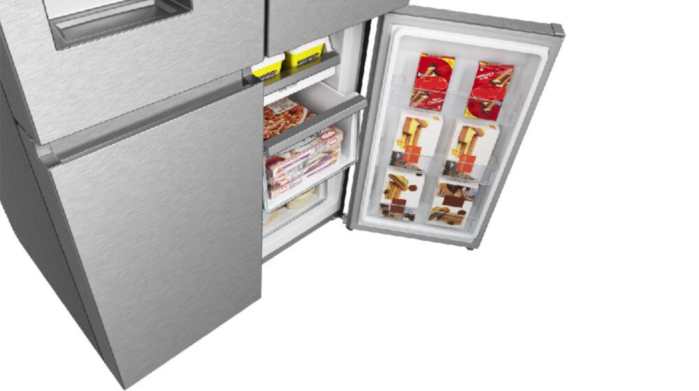Otwarta lodówka z widocznymi półkami wypełnionymi produktami spożywczymi, w tym pudełkami z lodami i mrożonkami. Drzwi lodówki mają wbudowane pojemniki na dodatkowe produkty.