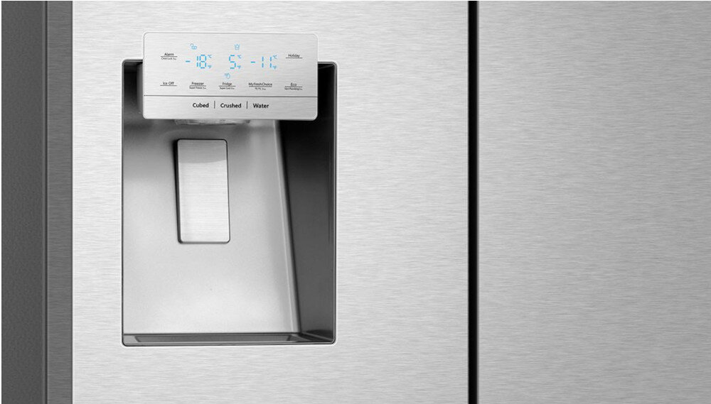 Srebrna lodówka z wbudowanym panelem sterowania i dystrybutorem wody. Na panelu widoczne są cyfry i napisy: \'-18°C\', \'-5°C\', \'5°C\', \'Cubed\', \'Crushed\', \'Water\'.